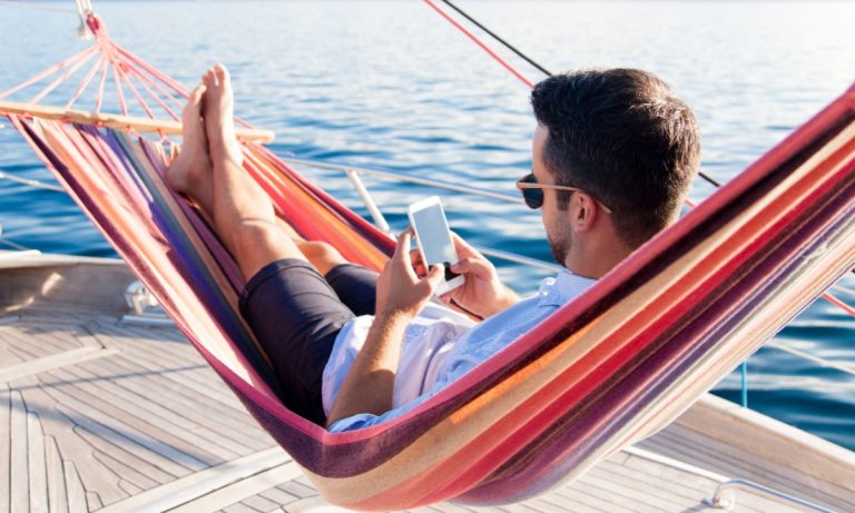 Cellular Telephones Overtake Desktops as Most well-liked Journey Device