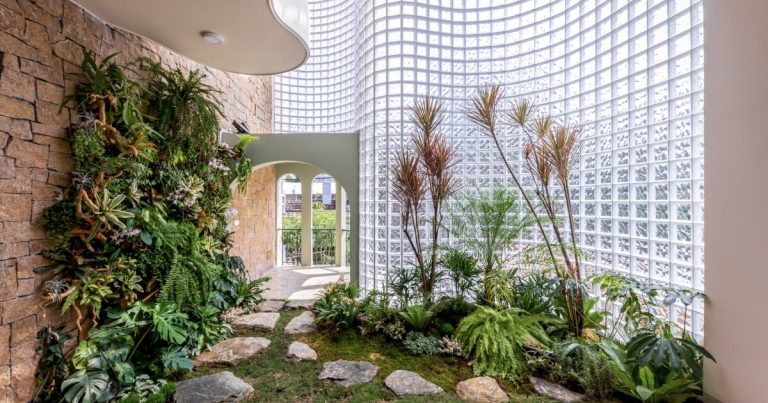 three,000 glass bricks wrap the home of the studio da vaàng in Vietnam
