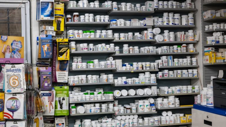 Trump appears to decrease prescription drug costs : Pictures