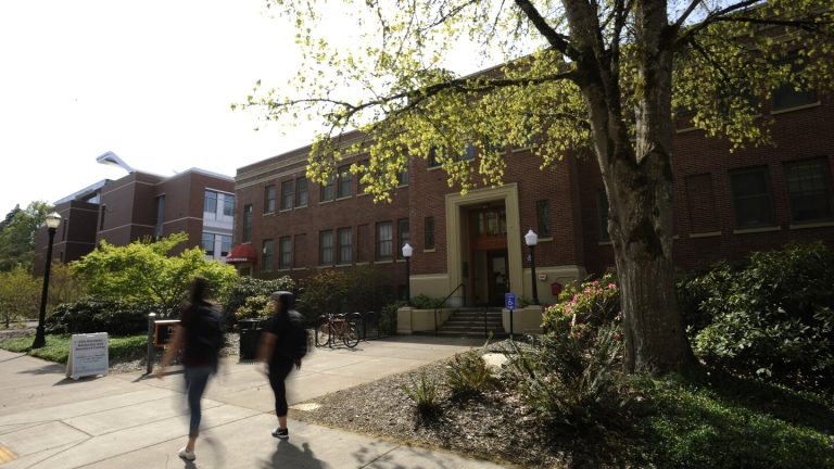 Federal decide orders us to revive visas of two worldwide college students in Oregon