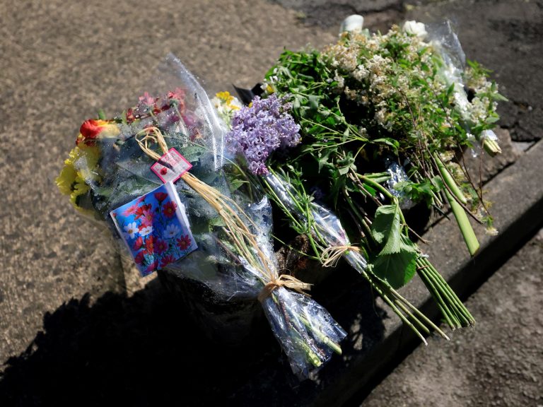 They kill 40 stabs for a younger man in a glass
