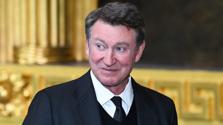 Wayne Gretzky reacts to Alex Ovechkin, tying themselves