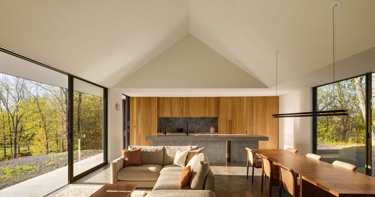 Worrell Yeung’s Ridge Home frames mountains from Uptate New York