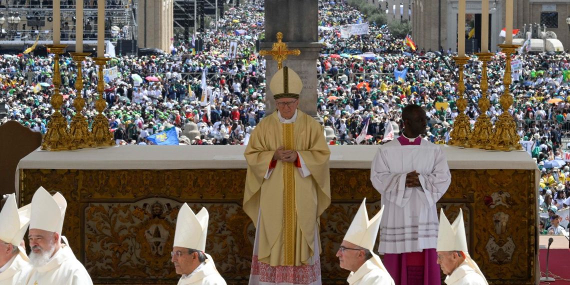 A bunch of younger individuals overturned Plaza San Pedro for the Mass of Pope Francis, held by a candidate to comply with it