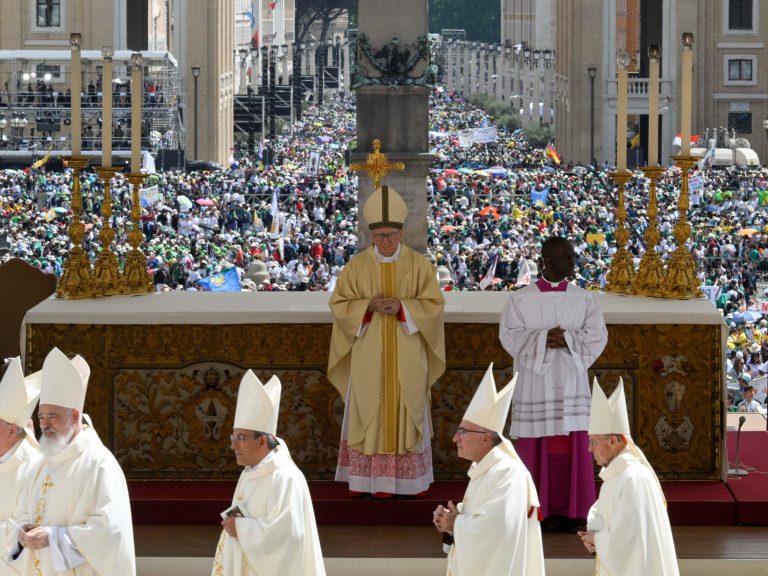 A bunch of younger individuals overturned Plaza San Pedro for the Mass of Pope Francis, held by a candidate to comply with it