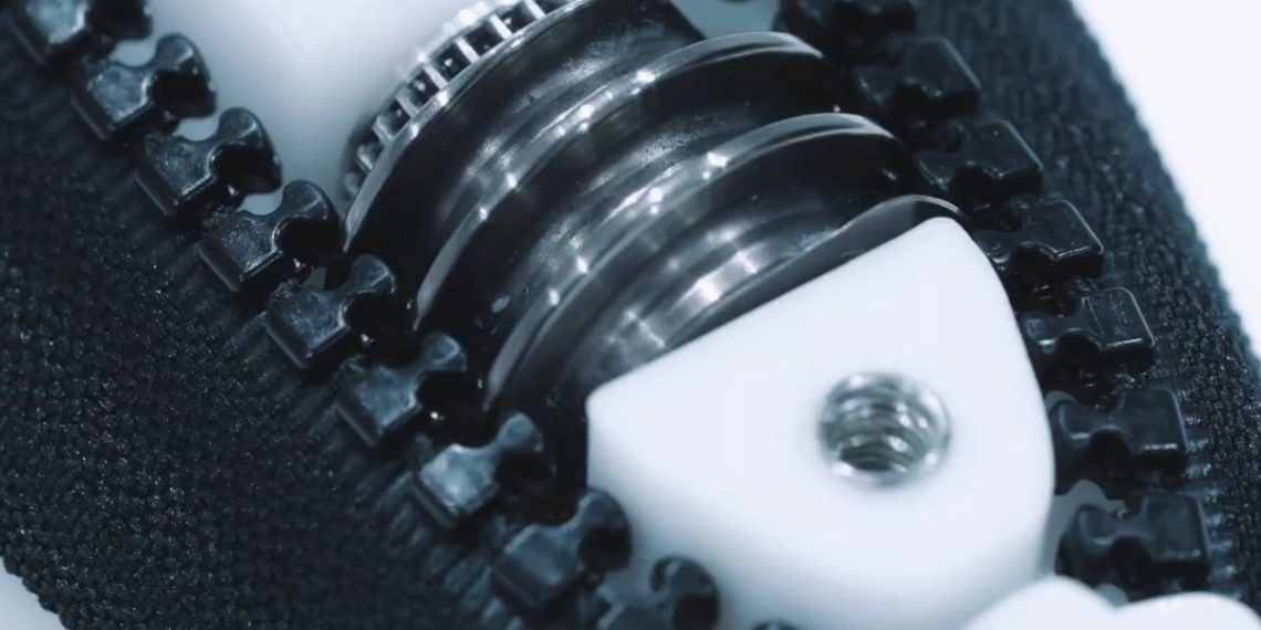 The world’s largest zipper producer made an enormous self -propelled zipper