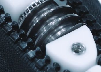 The world’s largest zipper producer made an enormous self -propelled zipper