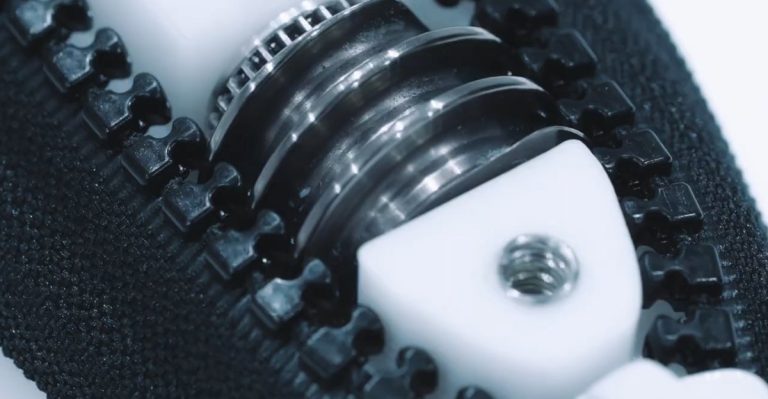 The world’s largest zipper producer made an enormous self -propelled zipper
