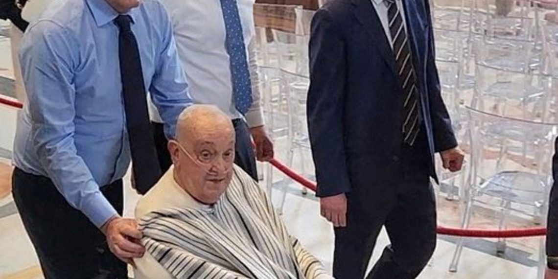 Pope Francis visited the San Pedro Basilica in T -Shirt and Poncho
