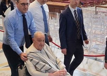 Pope Francis visited the San Pedro Basilica in T -Shirt and Poncho