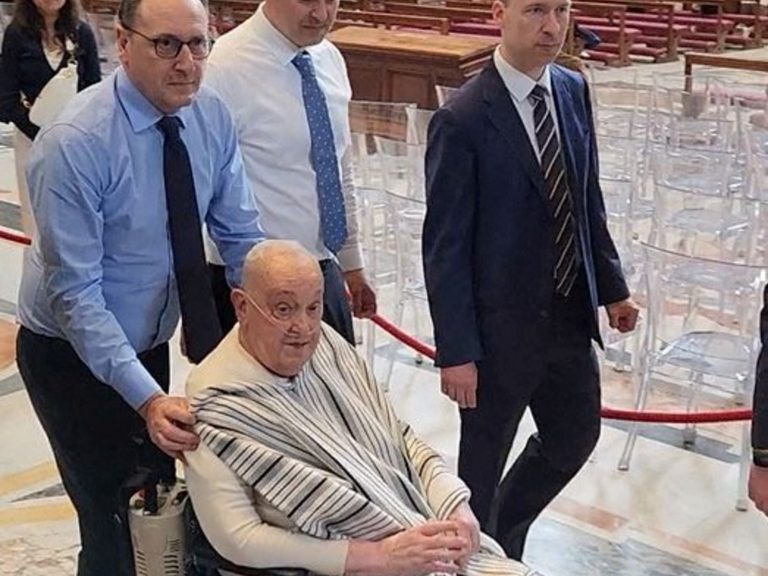 Pope Francis visited the San Pedro Basilica in T -Shirt and Poncho