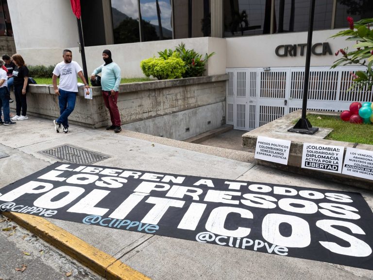 An opponent imprisoned in Venezuela seems in his cell and complaints towards the Nicolás Maduro regime have been revived