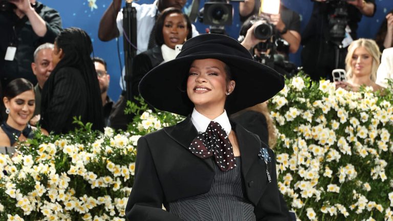 Rihanna Confirms Being pregnant At 2025 Met Gala: See Her Bump