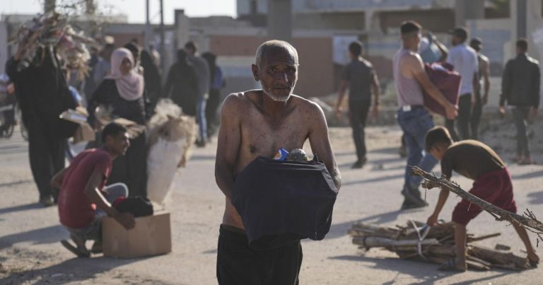 Palestinians overwhelm new meals heart in Gaza | Information