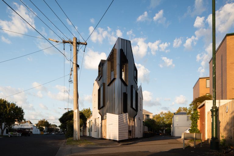 A home -shaped home, triangle -shaped, in Melbourne