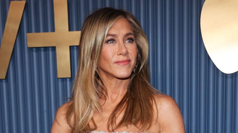 Jennifer Aniston’s skinny denims and flip flops are summer season closet must-haves
