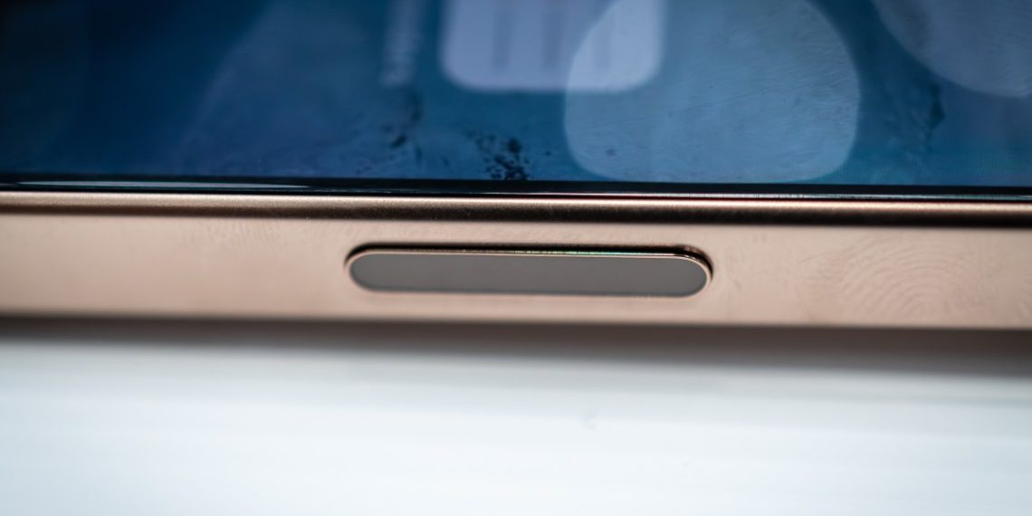 Apple can launch a “many of the glass, curved iPhone” in 2027