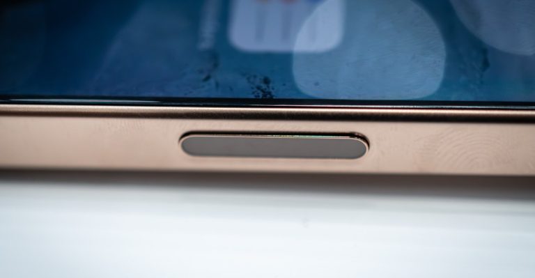 Apple can launch a “many of the glass, curved iPhone” in 2027