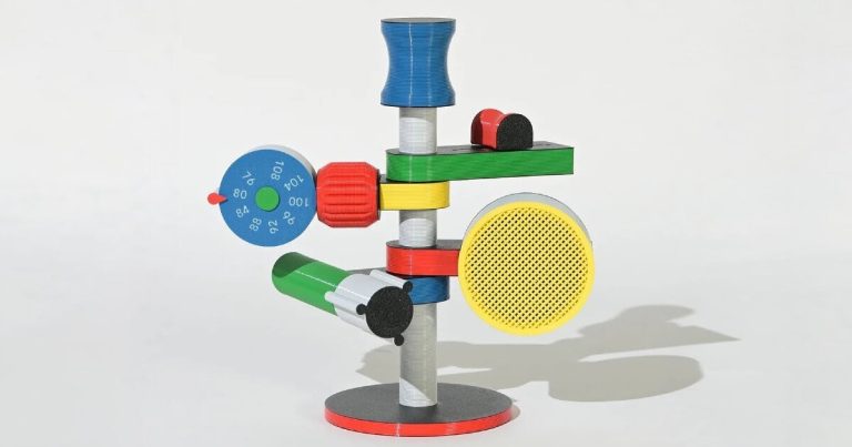 FM radio that appears like a robotic toy? It’s anomalo