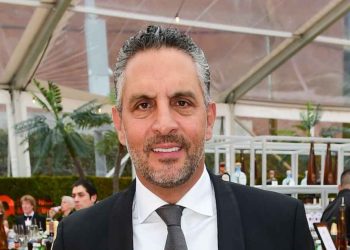 Mauricio Umansky Noticed Kissing Thriller Lady in L.A.