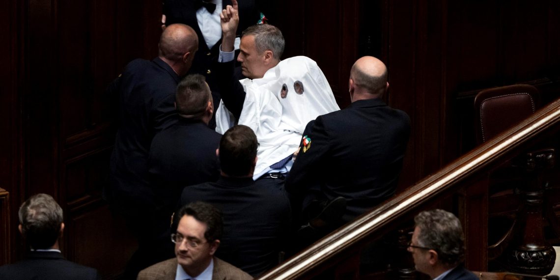 A deputy disguised himself as a spirit to protest towards Giorgia Meloni and distributed him from the session