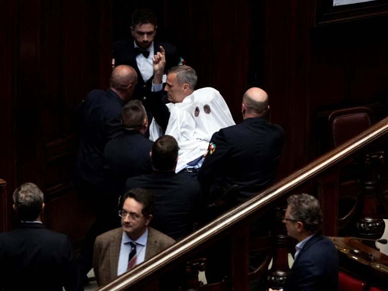 A deputy disguised himself as a spirit to protest towards Giorgia Meloni and distributed him from the session