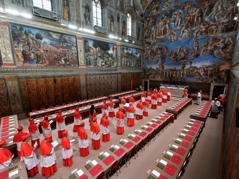 The primary day of a conclave with “black smoking”, with out winners or defeated amongst reasonable, conservative and progressive winners