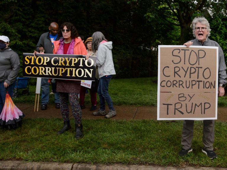 Trump mixes the general public workplace with the private benefit and celebrates an unique dinner with traders of his cryptocurrency