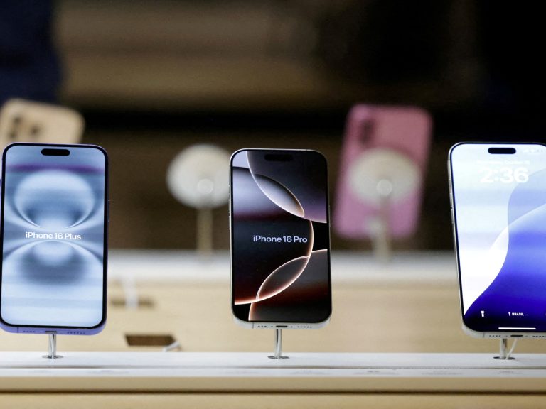 Trump threatens Apple with a tariff of 25%