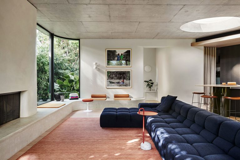 Palm Home Reawakens a suburban home of 1940 in Australia