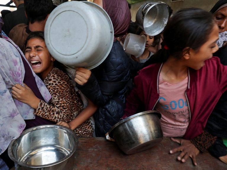Gaza help doesn’t attain the Palestinians whereas Israeli assaults depart 45 lifeless on one other evening of the bombing