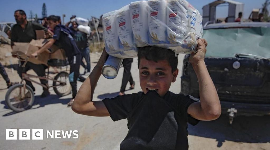 Safety breaks down as determined folks seek for meals