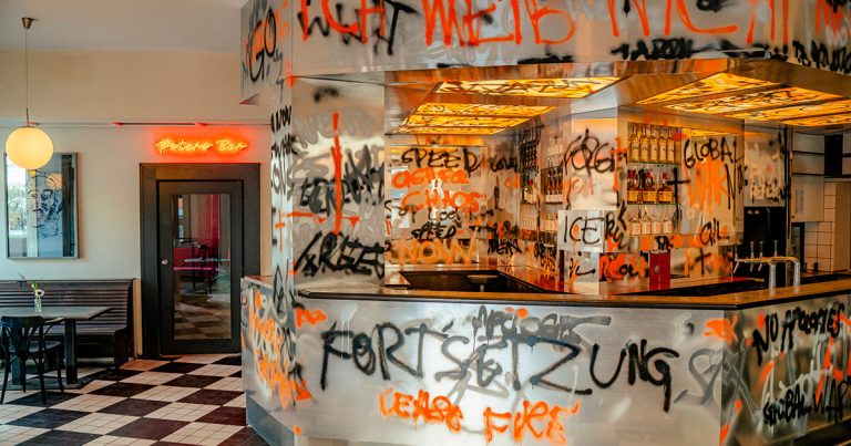 Set up of aluminum bars for anchoring “central” cafes reopened in Cologne via the Gallery The Meeting