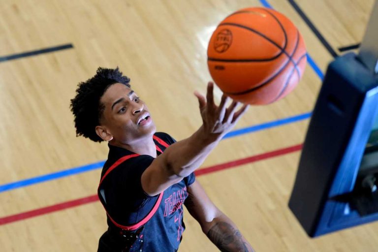 The son of Carmelo Anthony, Kiyan Anthony, reacts to the main switch portal