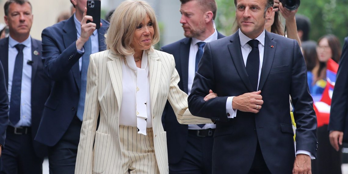 After the “blow”, smiling and as if nothing, Emmanuel and Brigitte Macron went via Vietnam and went to Indonesia in Indonesia