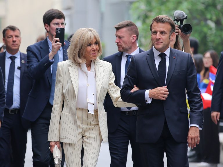 After the “blow”, smiling and as if nothing, Emmanuel and Brigitte Macron went via Vietnam and went to Indonesia in Indonesia