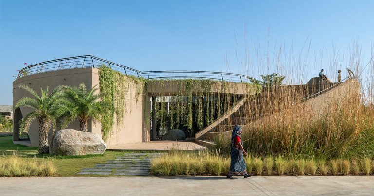 Ra Design Studio Tops “habitat zero” radial with backyard on the roof in India