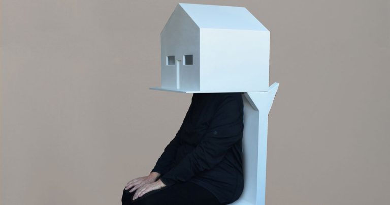 Michael Jantzen’s sculptural chair kinds a tiny home shelter on your head