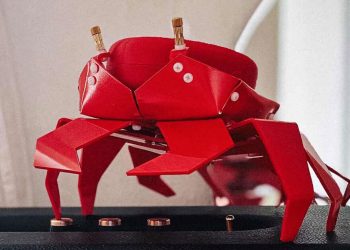 Meet Kogani, a small origami model crab, which frames compact audio system