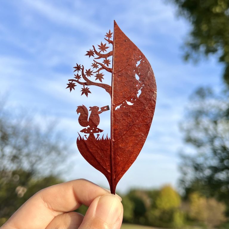 With a exceptional precision, Lito cuts playful compositions from single -colossal leaves