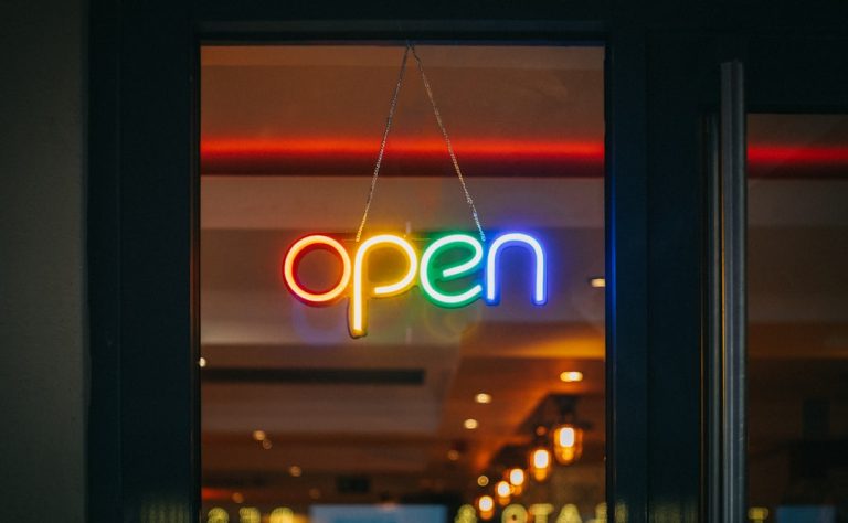 From AI Browsing to Apple’s fee warnings
