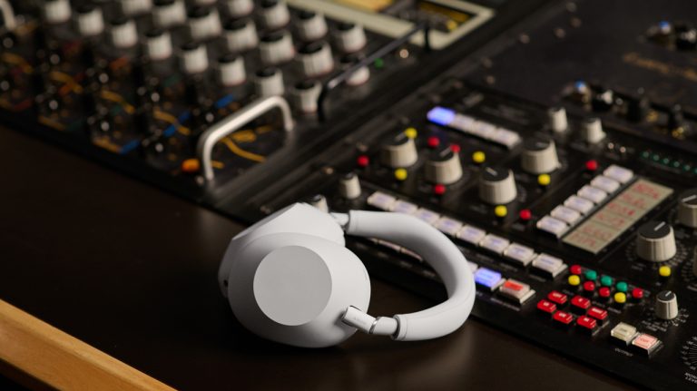 Are Sony Wh-1000xM6 wi-fi headphones?