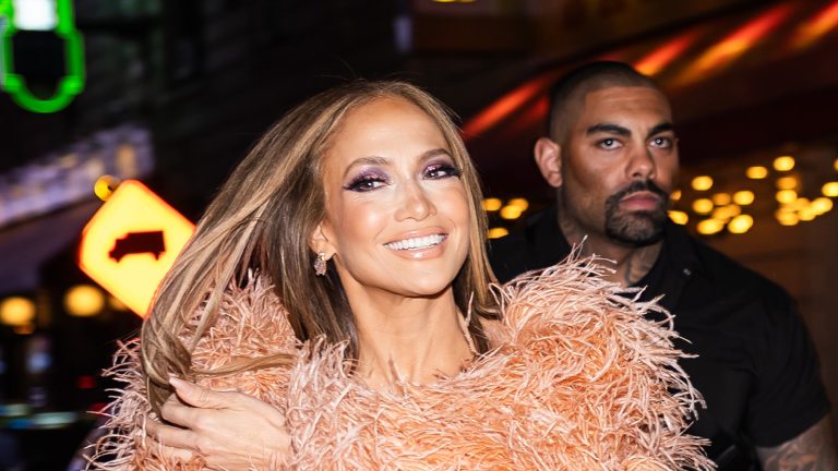 Jennifer Lopez’s journey outfit is a masterclass in laidback glamour