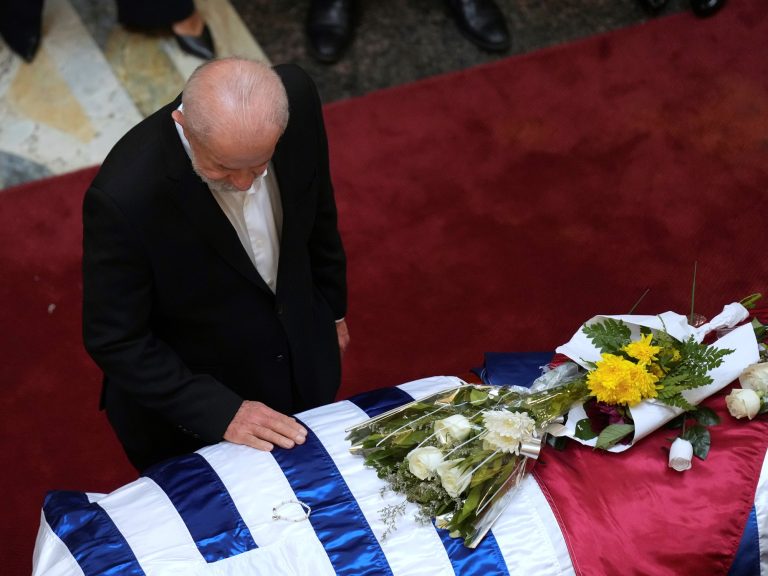 Deconnsuelo in entrance of the coffin and kiss on the brow of Lucía Topolansky