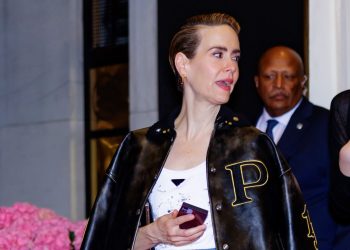 Sarah Paulson ticked two of our favorite denim traits off the listing in a single go