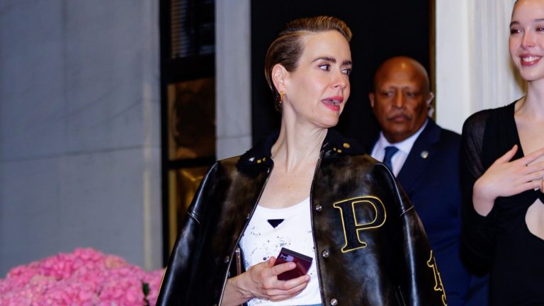 Sarah Paulson ticked two of our favorite denim traits off the listing in a single go