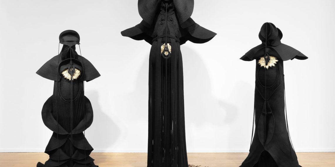 The guards of the time and the transformation of the commune into the “nymphosis” of Jeanne Vicerial – Colossal