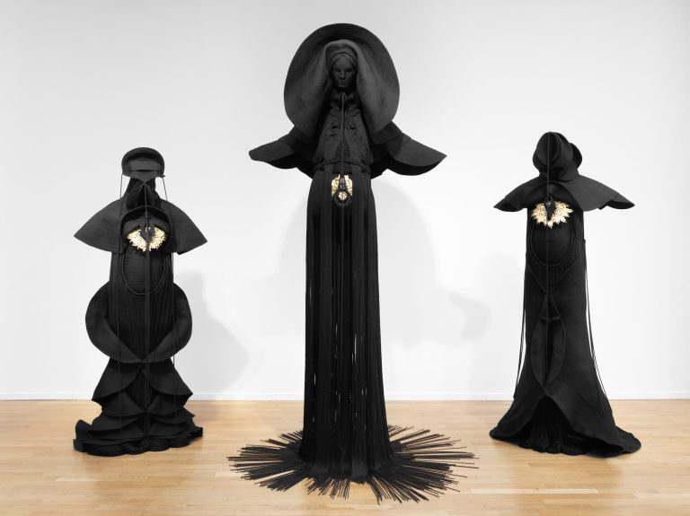 The guards of the time and the transformation of the commune into the “nymphosis” of Jeanne Vicerial – Colossal