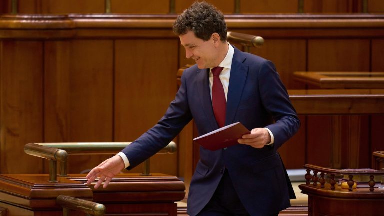 Romania’s new president has sworn after facilitating a political disaster however difficult approaches