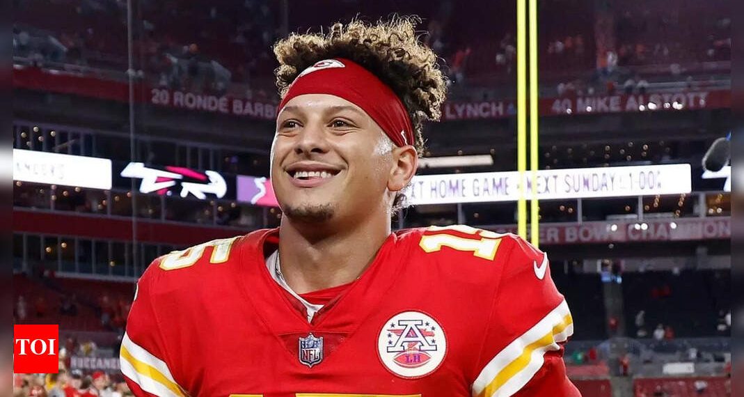 Patrick Mahomes shares a tear with younger chiefs in Kansas Metropolis, at Kansas Metropolis Minicamp | NFL information
